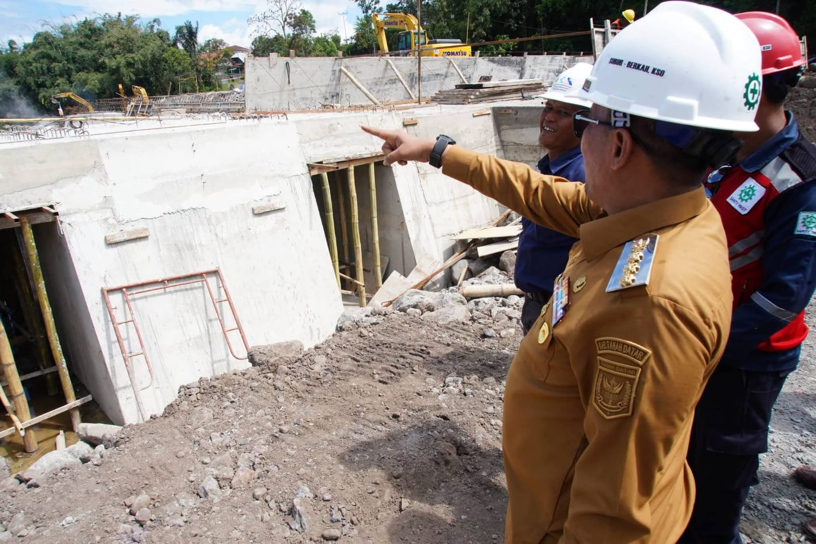 Bupati Eka Putra Tinjau Progres Pembangunan Sabodam di Nagari Sungai Jambu