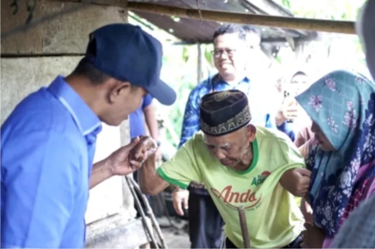 Bupati Solok Jon Firman Pandu Resmi Mulai Labelisasi Rumah Penerima Bansos di Nagari Koto Baru