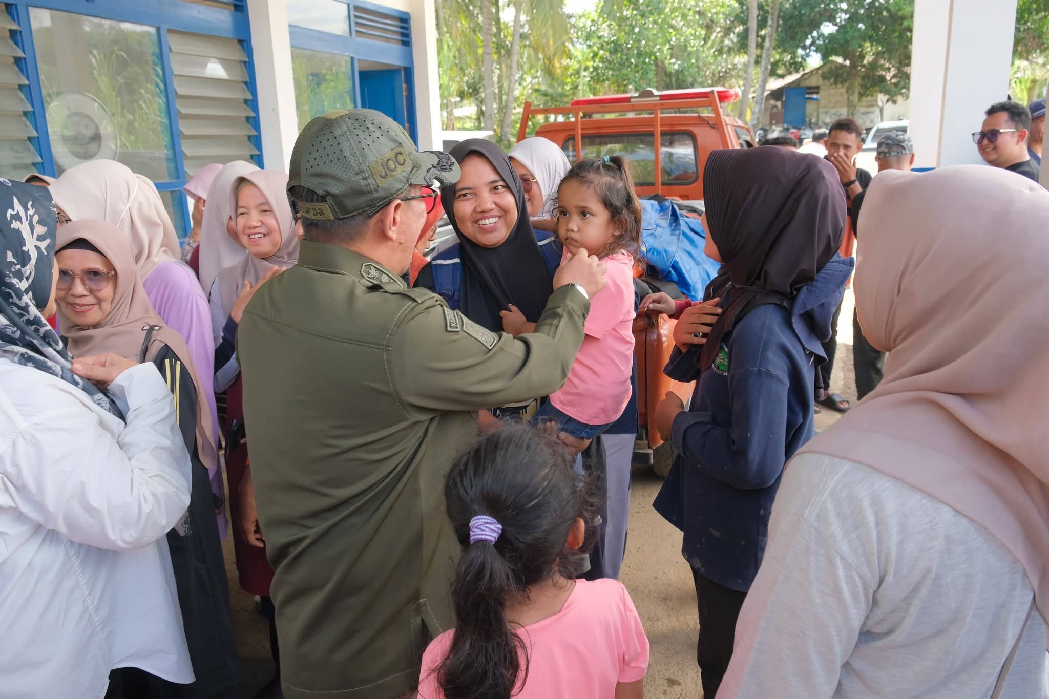 Hari Kedua Pasca Bencana Bupati Eka Putra Tinjau Pengungsi Banjir dan Tanah Longsor