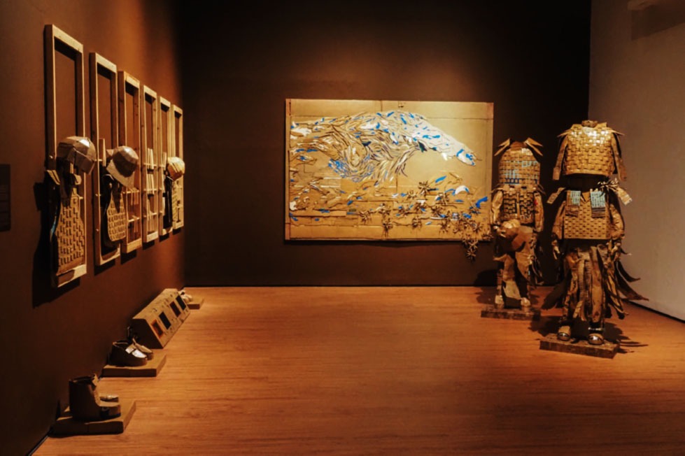 KaNA Fuddy Prakoso, Zirah Kesadaran, Acrylic, Cardboard, wood, Seascape background, 190×285 cm, Sculpture 1, 205×100×80 cm