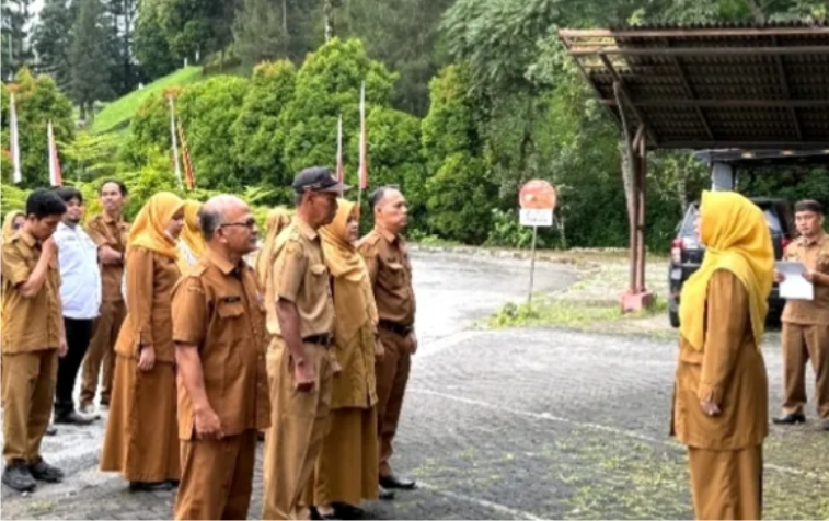 Kadis Kominfo Kabupaten Solok Susi Sofianti Saidani Pimpin Apel Pagi Tekankan Disiplin dan Kekompakan Pegawai