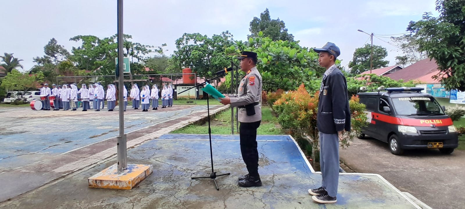 Kasat Binmas Polres Sawahlunto AKP Sugianto Jadi Pembina Upacara di SMAN 2 Tekankan Kesadaran Hukum dan Etika Pelajar