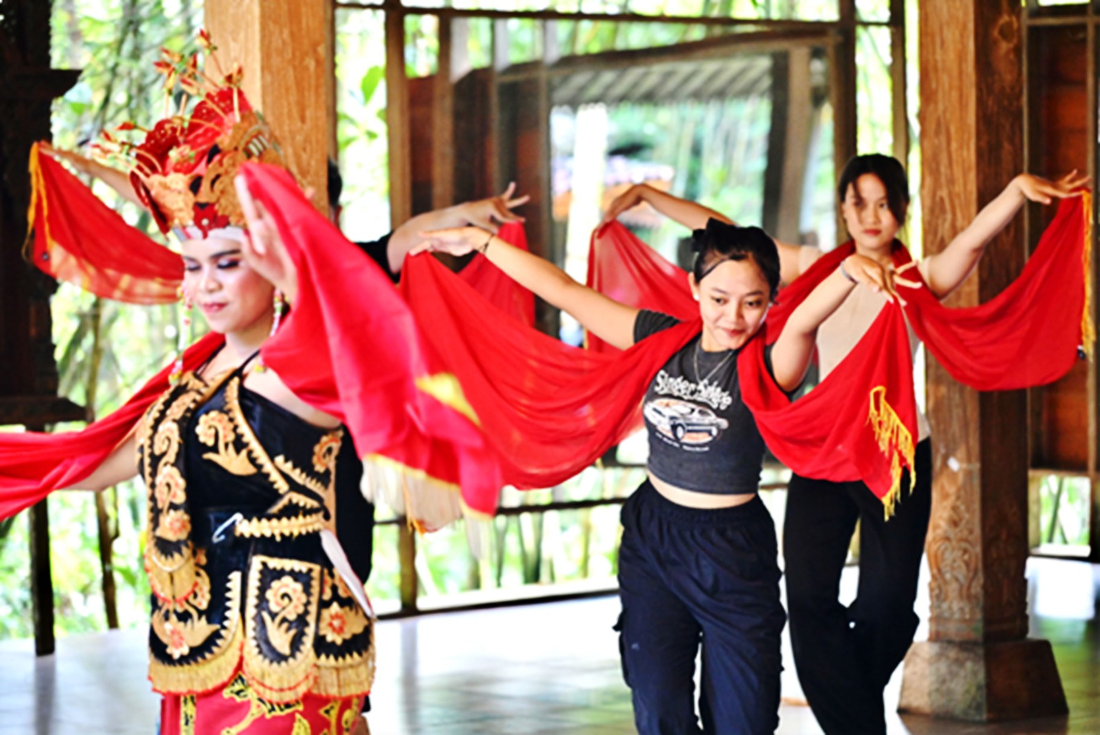 Latihan Menari Bersama Penari Gandrung – Foto dok Penulis –