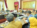 Praktek PETI Kian Masif, Gubernur Sumbar Mahyeldi Ansharullah Ajak Forkopimda Bersatu Selamatkan Lingkungan dan Masyarakat Praktek PETI Kian Masif, Gubernur Sumbar Mahyeldi Ansharullah Ajak Forkopimda Bersatu Selamatkan Lingkungan dan Masyarakat