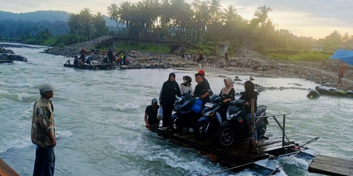 Suasana Penyeberangan yang digunakan masyarakat di korong Lubuak Anduriang Kayu Tanam, Padang Pariaman Suasana Penyeberangan yang digunakan masyarakat di korong Lubuak Anduriang Kayu Tanam, Padang Pariaman