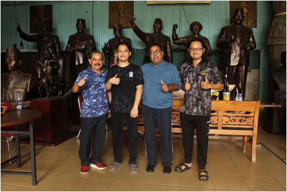 Yusman dan Rano Karno, diapit dua anak Yusman Rizky dan Deva di Studio Yusman Yogyakarta