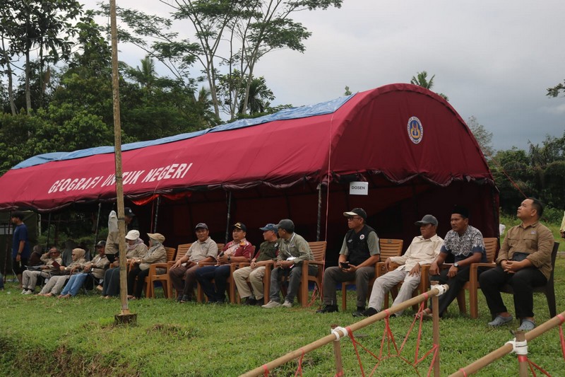 353 Mahasiswa UNP Geografi Turun ke Lapangan, Petakan Potensi Banjir dan Mitigasi di Kayu Tanam