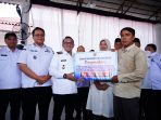 Bupati Eka Putra Serahkan Bantuan Sosial dan Bantuan Langsung Tunai kepada Masyarakat terdampak Bencana Hidrometeorologi