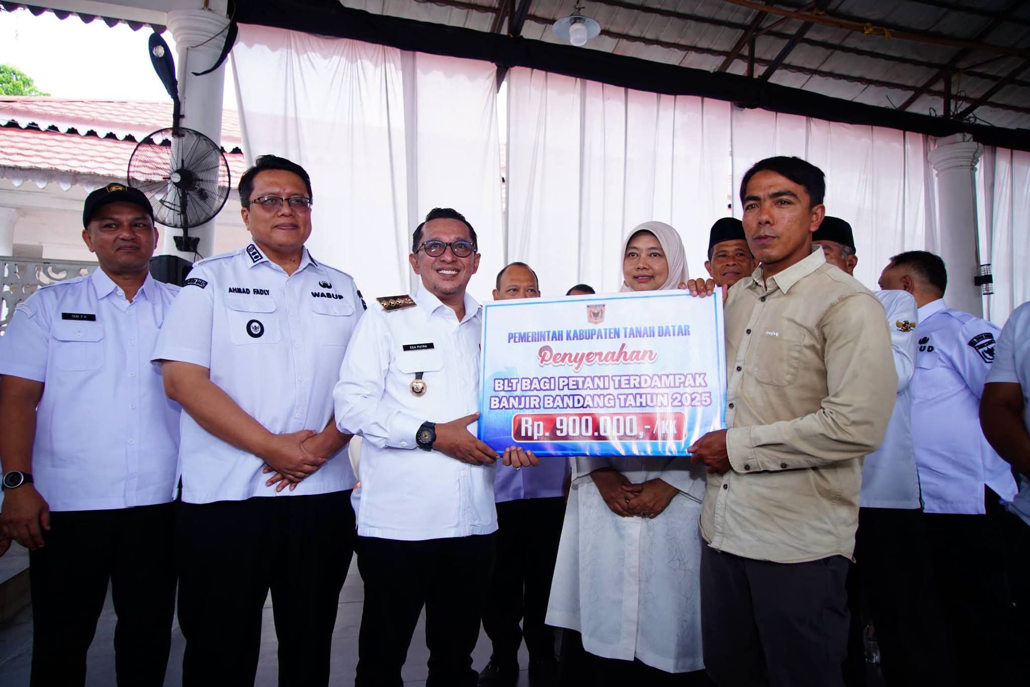 Bupati Eka Putra Serahkan Bantuan Sosial dan Bantuan Langsung Tunai kepada Masyarakat terdampak Bencana Hidrometeorologi