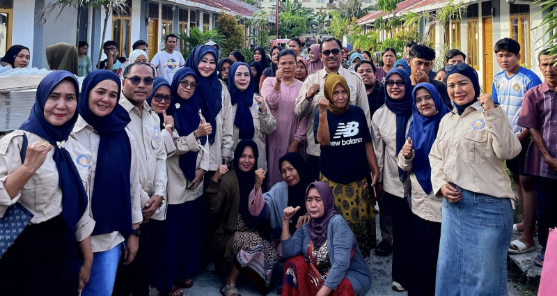 ILUNI Pascasarjana UNP Berikan Paket Sembako bagi Warga Terdampak Banjir di Huntara Kota Padang