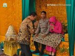 Ketua DPRK Aceh Tamiang Fadlon Peusijuk Kapolda Aceh Irjenpol Marzuki Ali Ketua DPRK Aceh Tamiang Fadlon Peusijuk Kapolda Aceh Irjenpol Marzuki Ali