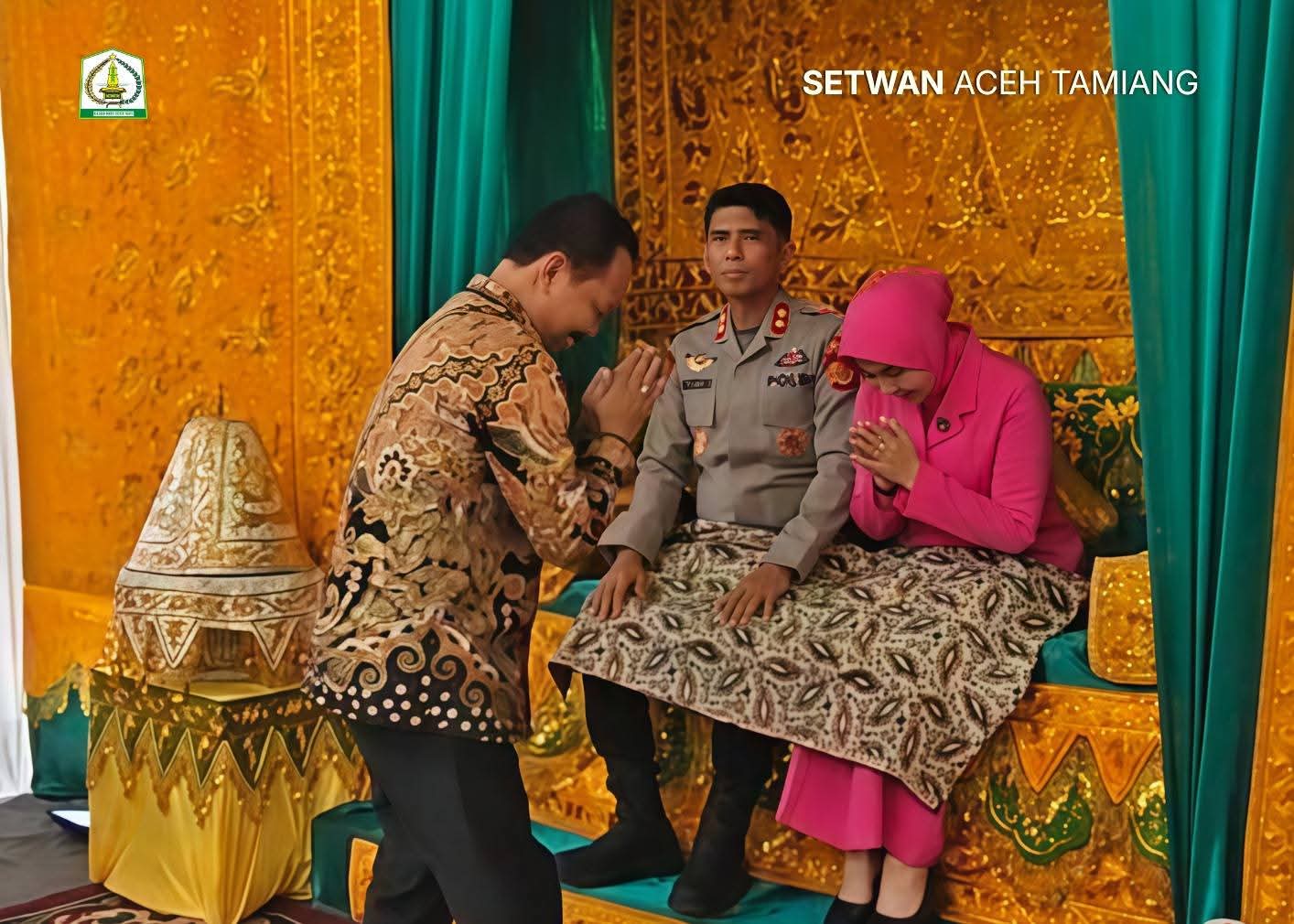 Ketua DPRK Aceh Tamiang Fadlon Peusijuk Kapolda Aceh Irjenpol Marzuki Ali