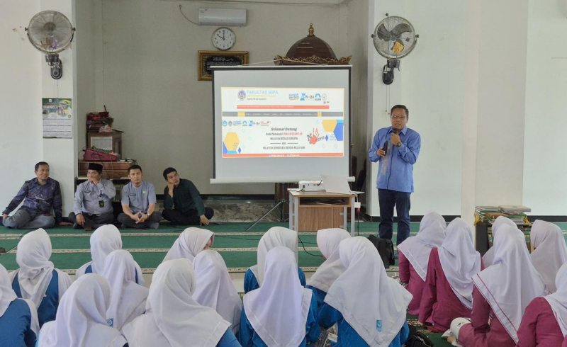 Physics Goes to School: Universitas Negeri Padang Departemen Fisika dan FMIPA kenalkan teknologi Masa Depan kepada Pelajar SMA Tunjukan Fisika Tak Sekadar Rumus