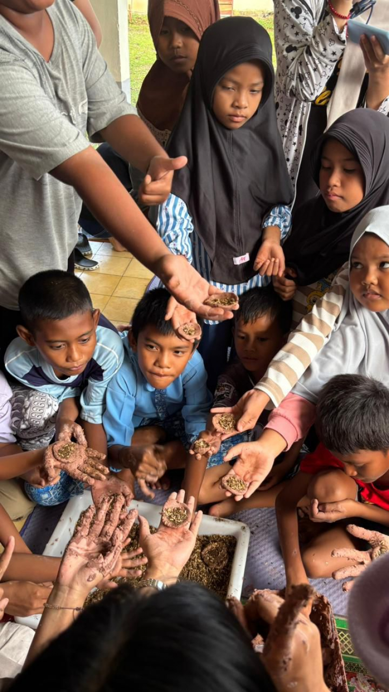 Program Seedball Mahasiswa UNP Departemen Biologi sebagai Upaya Pemulihan Lingkungan Pascabencana Berbasis Tujuan Pembangunan Berkelanjutan (SDGs)