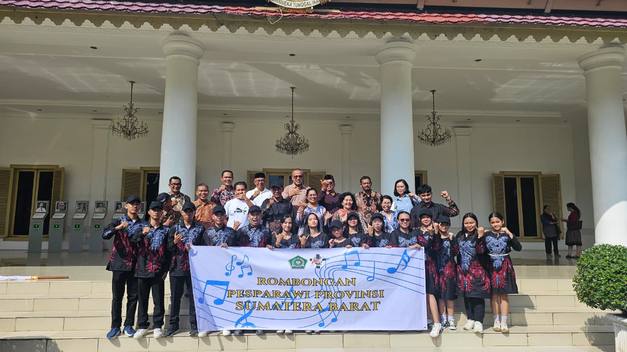 Sekdaprov Sumbar Arry Yuswandi Lepas Keberangkatan Kontingen Sumbar Menuju Pesparawi Nasional XIV di Papua