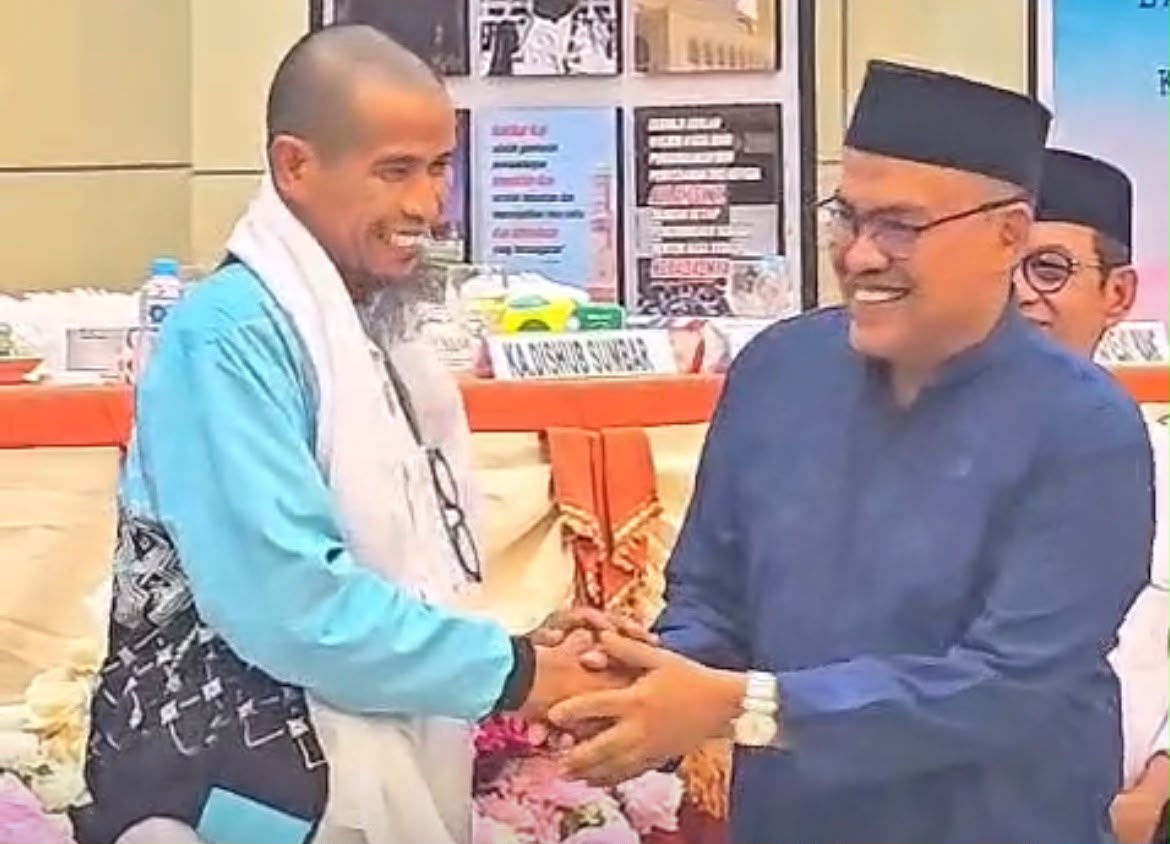 Sekdaprov Sumbar Arry Yuswandi Sambut Kepulangan Kloter 1 Jemaah Haji Debarkasi Padang, 390 Jemaah Tiba dengan Selamat