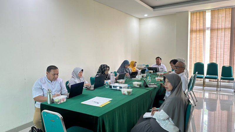 UNP FIP Gelar Bedah Penulisan Artikel Ilmiah untuk Percepatan Kenaikan Jabatan Fungsional
