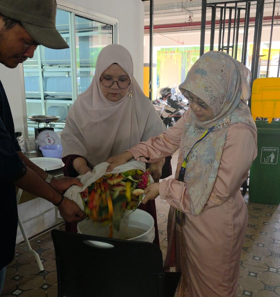 Universitas Negeri Padang Olah Sampah Organik Jadi Eco Enzyme, Terapkan di Hotel dan Lapau 