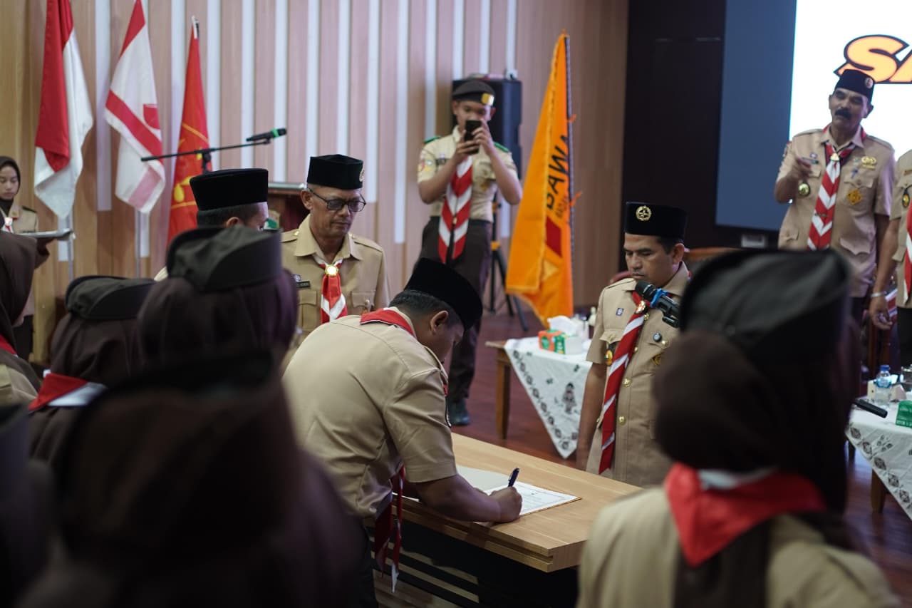 Wakil Bupati Candra Kukuhkan Pengurus Saka Pramuka Rintisan Yogaswara KPU Kabupaten Solok dan Lantik Adhiyasta Pemilu