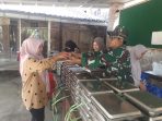 Anggota Satgas Peduli membagikan Makanan Bergizi Gratis (MBG) di Desa Cukil Anggota Satgas Peduli membagikan Makanan Bergizi Gratis (MBG) di Desa Cukil