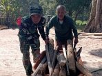 Anggota Satgas TMMD Reguler ke-129 Tahun 2026 Ringankan Beban Warga Bantu Dorong Angkong Berisi Kayu Bakar Anggota Satgas TMMD Reguler ke-129 Tahun 2026 Ringankan Beban Warga Bantu Dorong Angkong Berisi Kayu Bakar