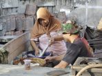 Bantu Warga Memasak Nasi, Wujud Kedekatan Satgas TMMD Reguler ke-129 Kodim 0714 Salatiga dengan Masyarakat