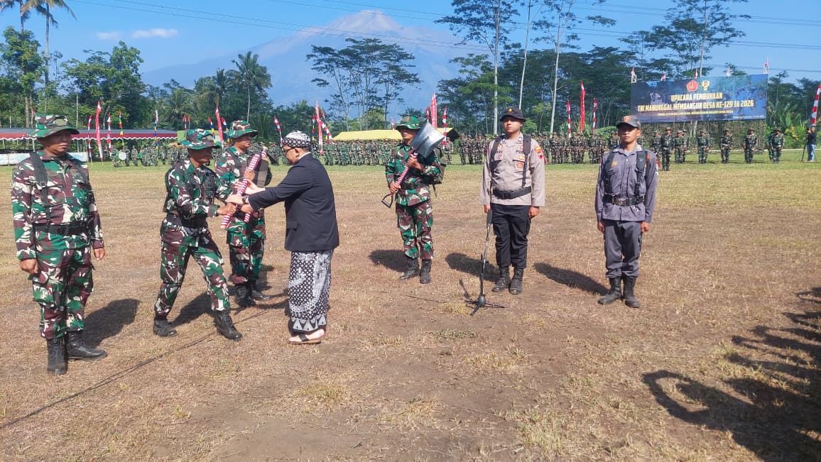 Bupati Semarang Ngesti Nugraha Serahkan Alat Kerja Secara Simbolis pada Pembukaan TMMD Reguler ke-129 Tahun 2026 di Desa Cukil