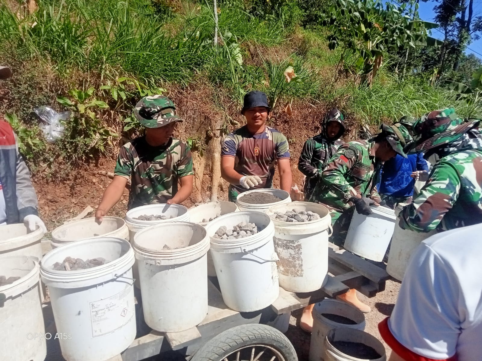 Dari Barisan Ember Tumbuh Berkah Jalan Desa Cukil