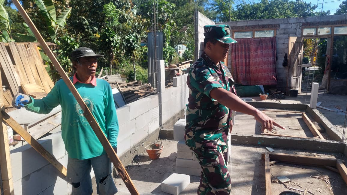 Dedikasi di Setiap Progres, Pengawasan Kapten inf Sofyan Amirudin pada pembangunan RTLH di Desa Cukil