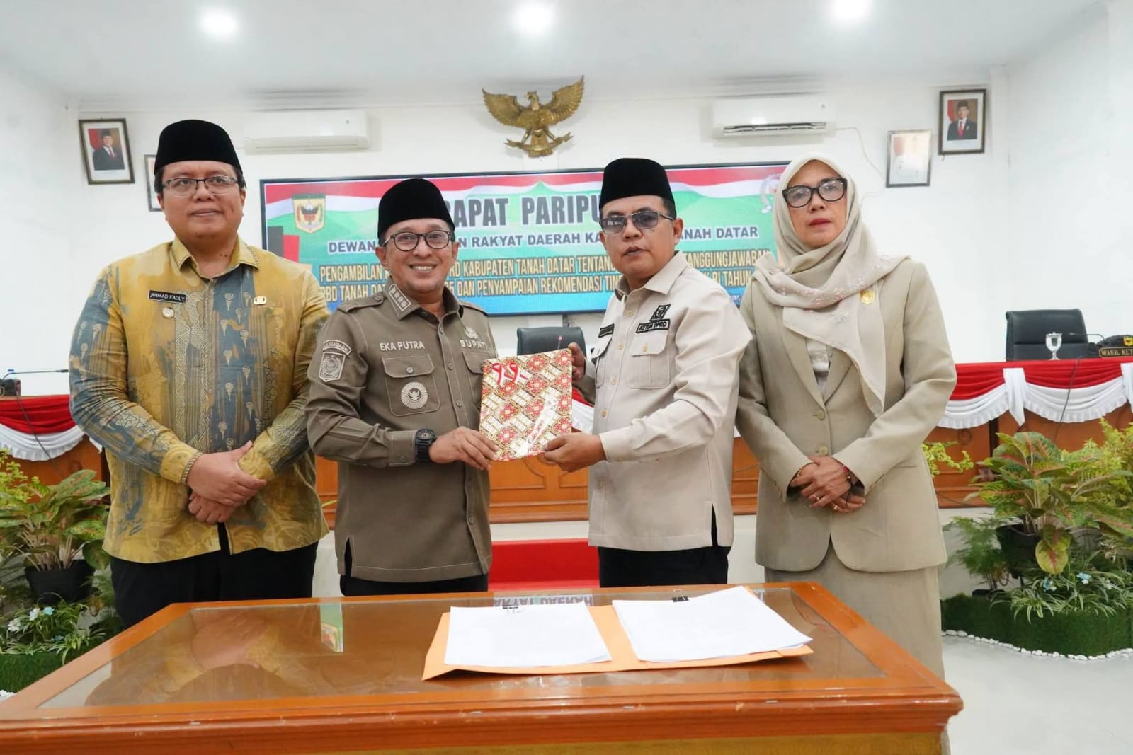 Delapan Fraksi DPRD Tanah Datar Setujui Ranperda Menjadi Peraturan Daerah