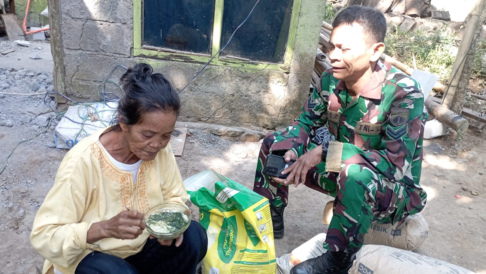 Demi Kesehatan, Anggota Satgas TMMD Reguler ke-129 Kodim 0714 Salatiga Mengajak Ibu Wartini untuk Sarapan Pagi