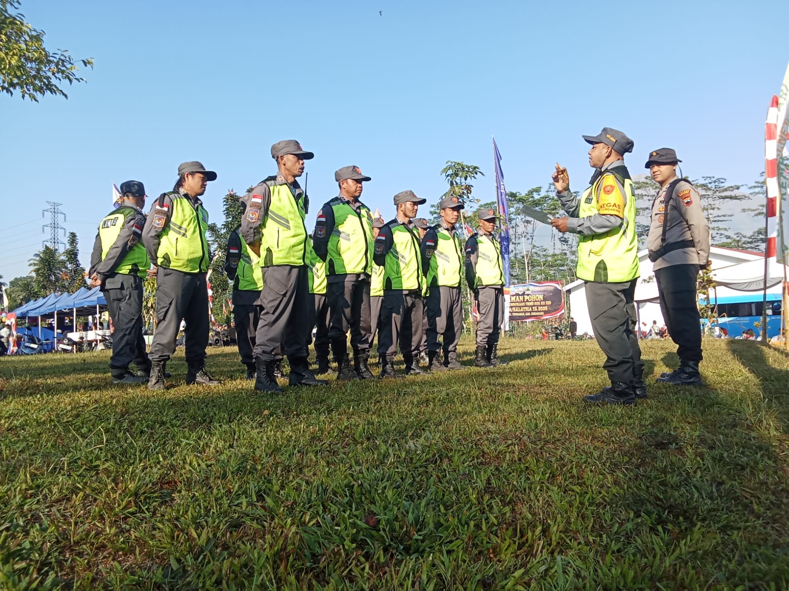 Fajar Menggeliat di Desa Cukil, Sinergi Linmas dan Polri Kawal Kegiatan TNI Pembukaan TMMD ke-129 Tahun 2026