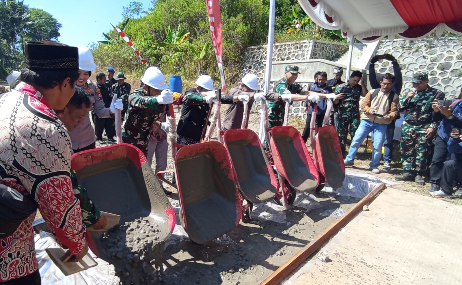 Forkopimda Kabupaten Semarang dan Komandan Kodim 0714 Salatiga berdoa sebelum melaksanakan pengecoran jalan di Desa Cukil