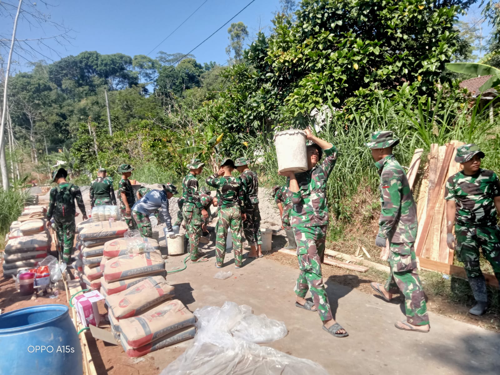 Gotong Royong TNI dan Warga Hadirkan Berkah di Desa Cukil, Satu Ember Pasir, Sejuta Manfaat