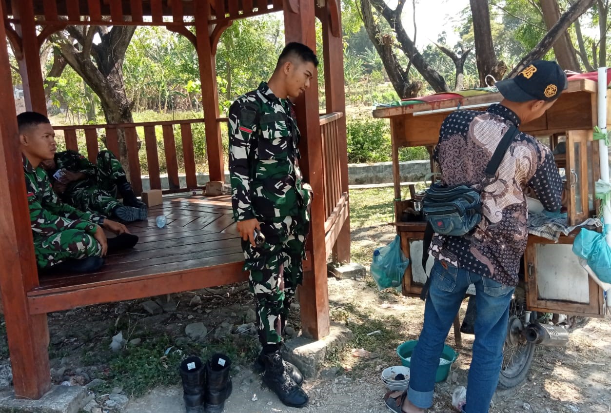 Gurihnya Bakso Gerobak Sepeda Pak Sholeh, Kehadiran Satgas TMMD ke- 129 Kodim 0813 Bojonegoro bawa Berkah Perekonomian Desa
