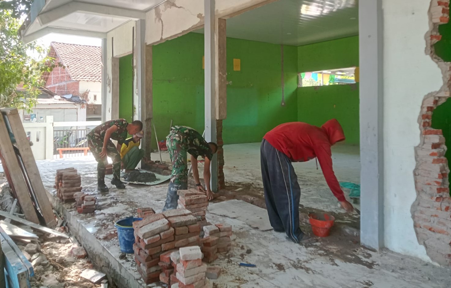 Jadikan Sekolah Impian, Satgas TMMD 129 Kodim 0813 Bojonegoro Pacu Renovasi SDN Kesongo 1