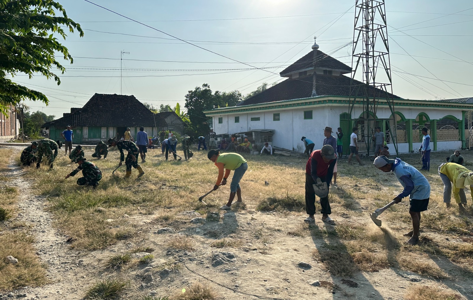 Jejak Bakti Satgas TMMD ke-129 Kodim 0813 Bojonegoro Jadikan Halaman Masjid Dusun Krebet Bersih dan Nyaman untuk Ibadah