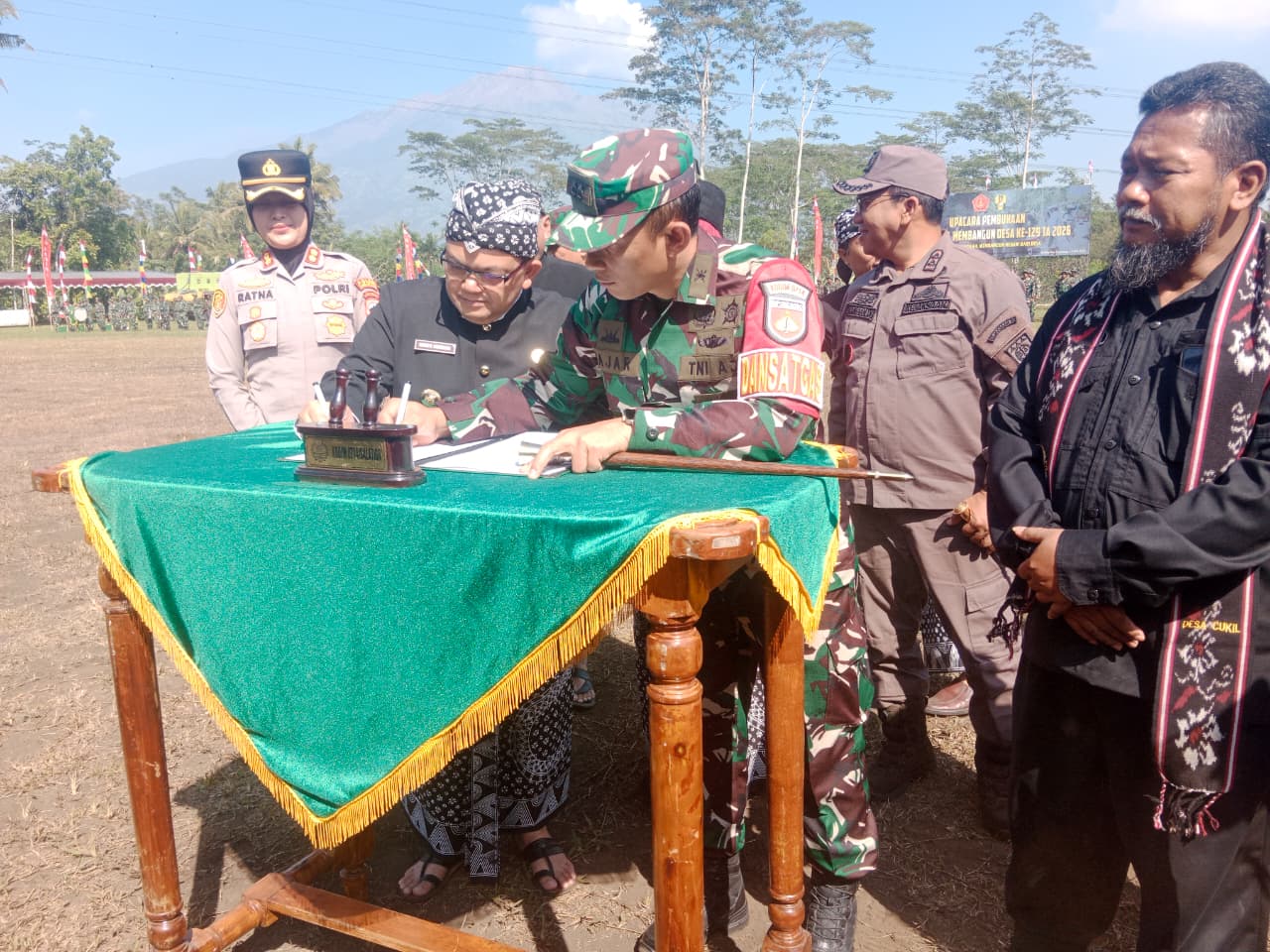 Jejak Pengabdian, Simbol Sinergi di Desa Cukil: Penandatanganan Naskah dan Penyerahan Alat Kerja TMMD Reguler ke 129 Tahun 2026