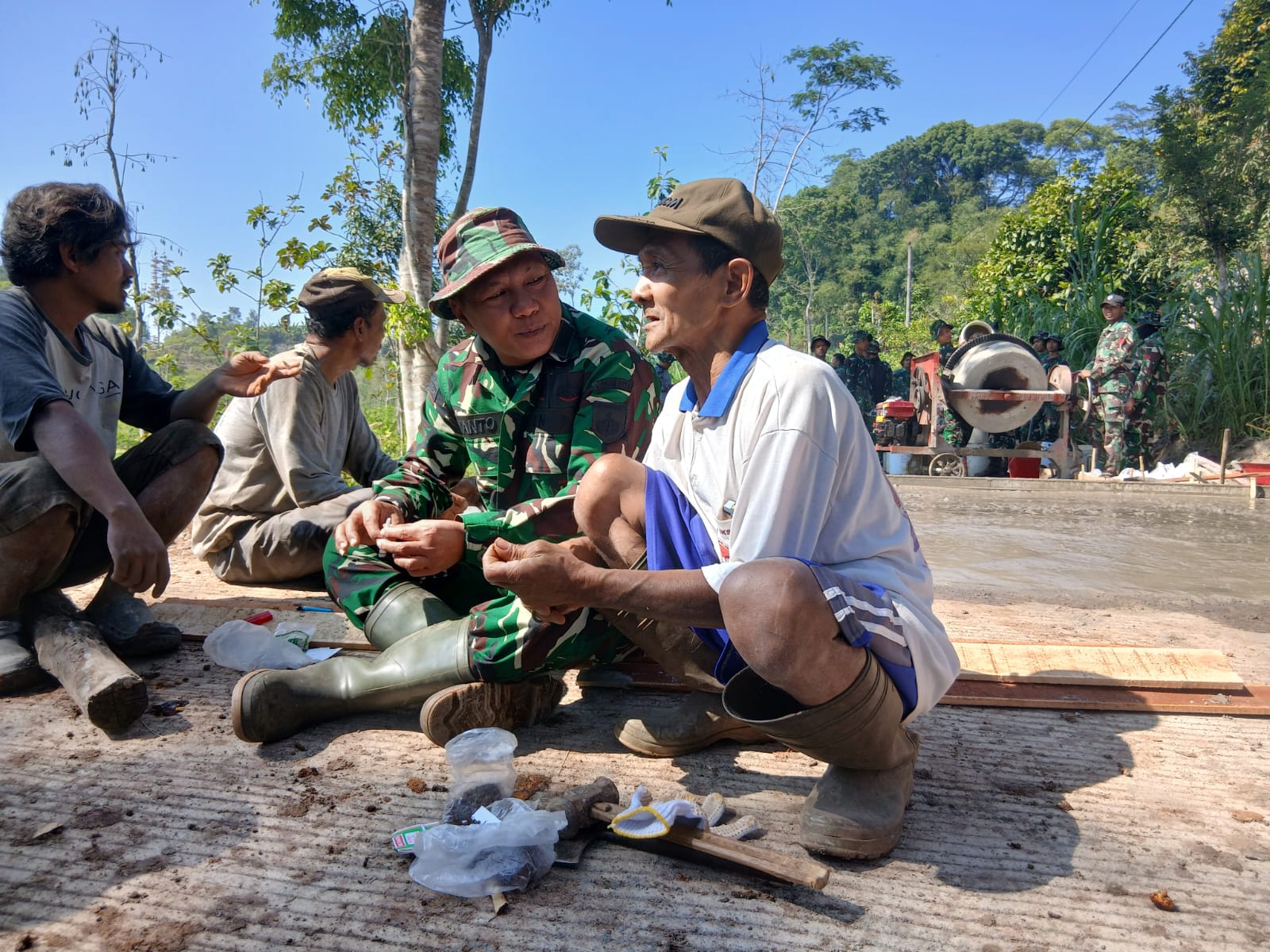 Keakraban Satgas TMMD Reguler Ke-129 Tahun 2026 Kodim 0714 Salatiga Bersama Warga Terjalin di Waktu Istirahat