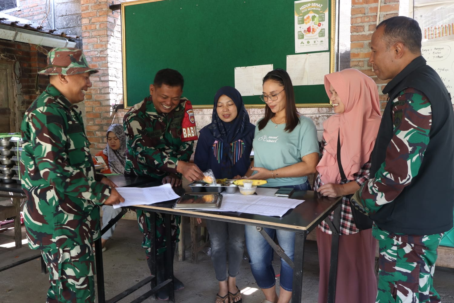Kebersamaan Menguatkan, Danramil Tinjau Dapur Umum TMMD Reguler ke-129 Tahun 2026