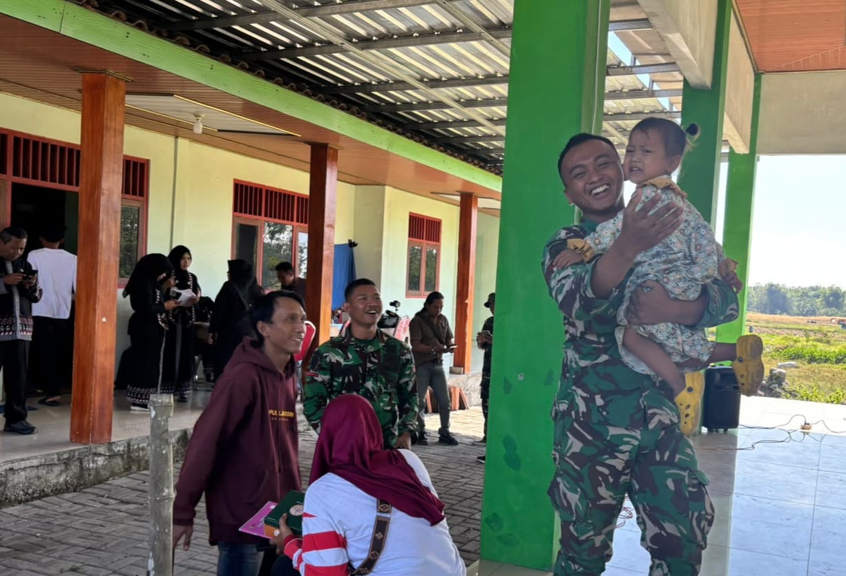 Keceriaan Anak-Anak Warnai Kegiatan Satgas TMMD 129 Kodim 0813 Bojonegoro di Balai Desa Kesongo