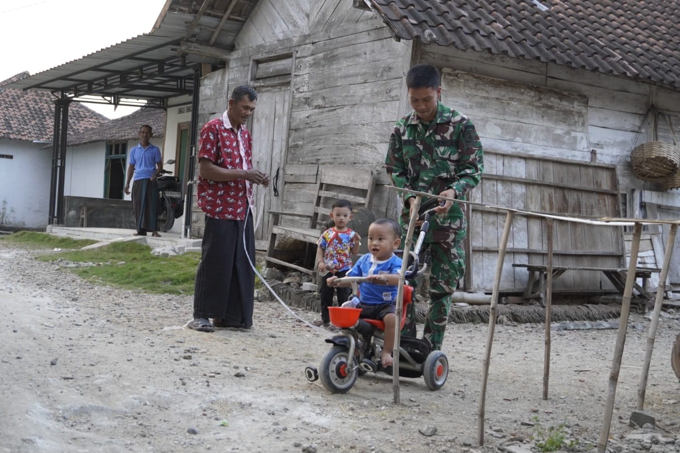 Kehadiran Satgas TMMD 129 Bojonegoro Bawa Keceriaan bagi Bocah Kesongo
