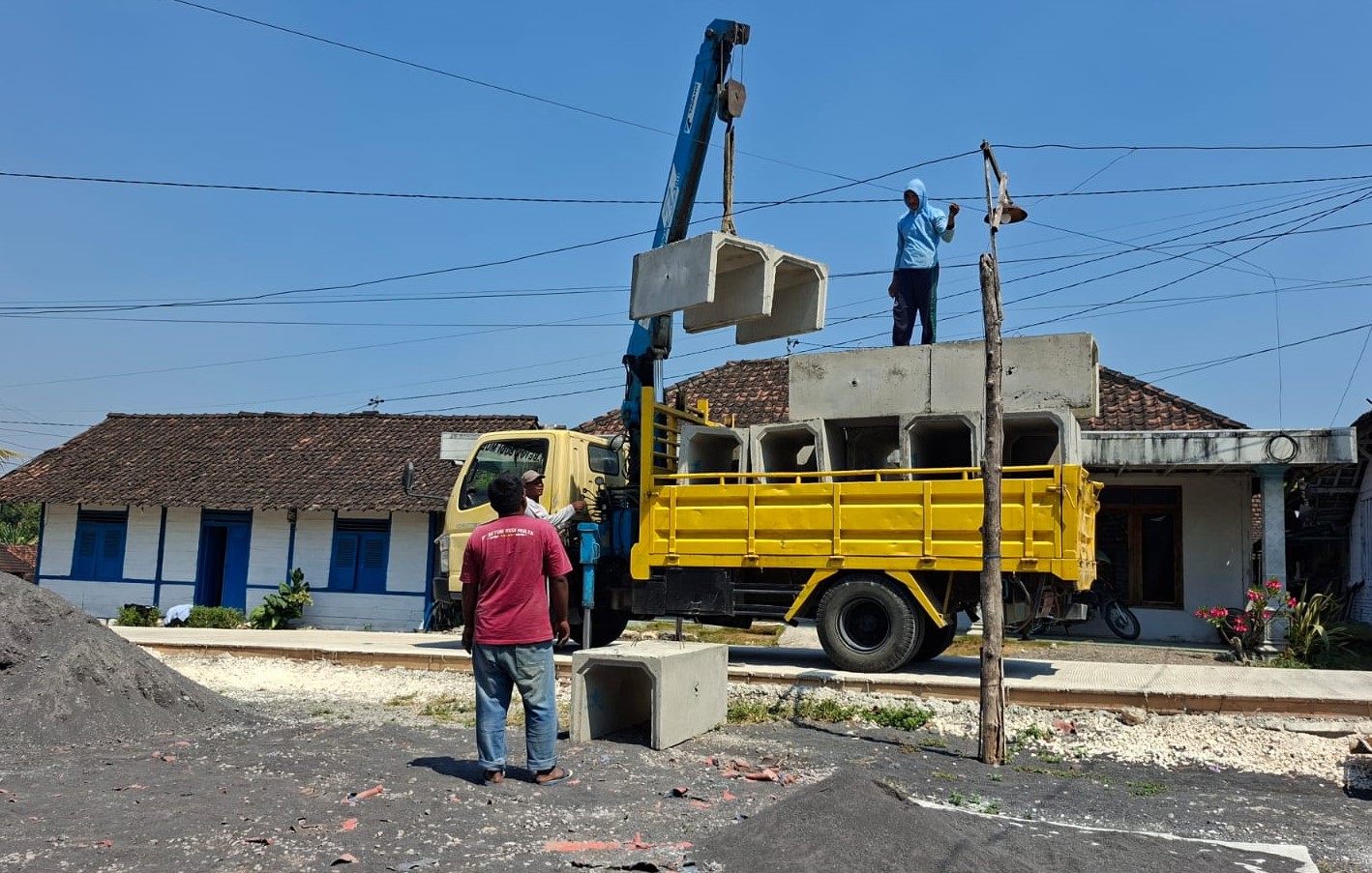 Kejar Target Sasaran Fisik, Satgas TMMD ke-129 Kodim 0813 Bojonegoro Pasok U-Ditch di Dusun Krebet