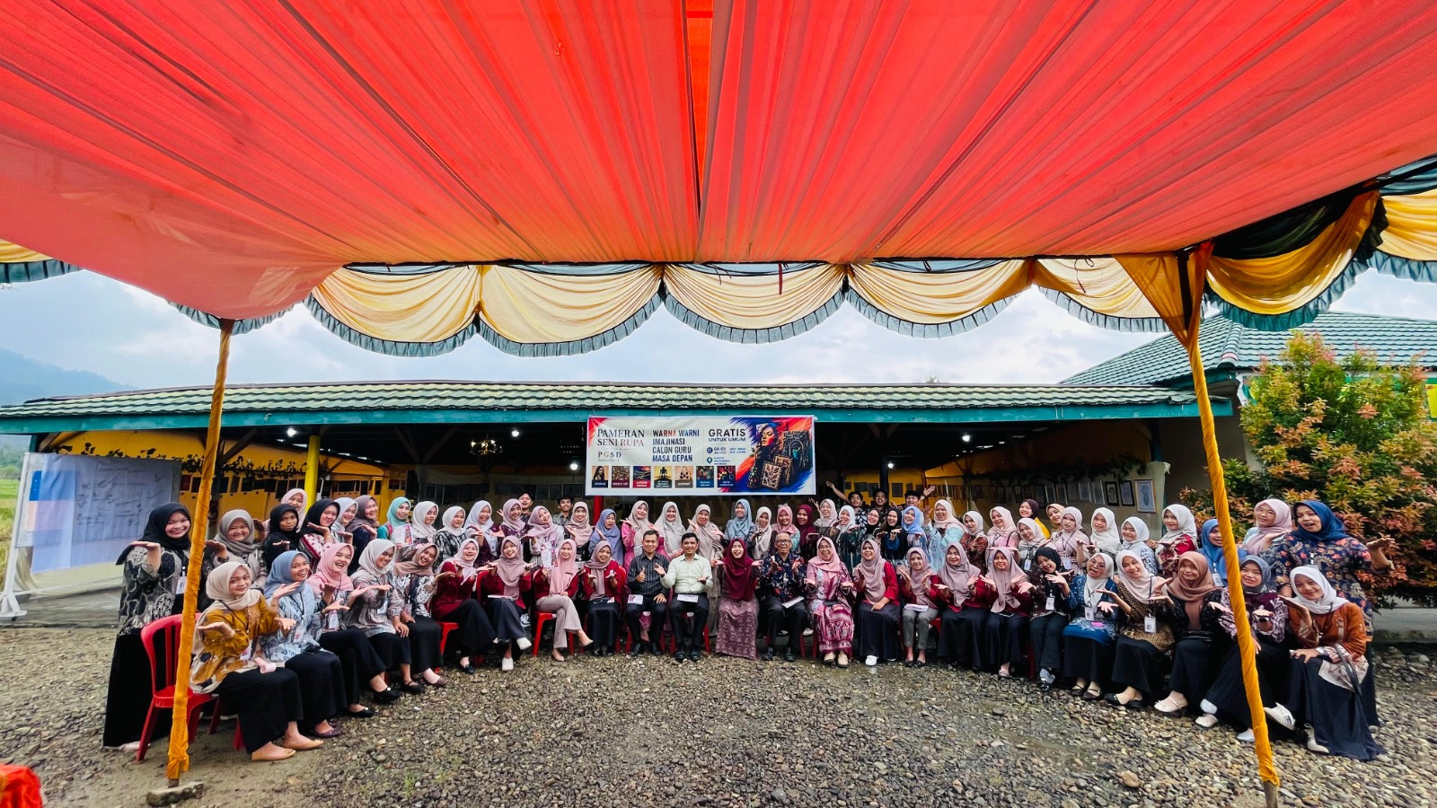 Mahasiswa Peserta Pameran dan Dosen STKIP Widyaswara Indonesia, Muaro Labuah, Sumatera Barat