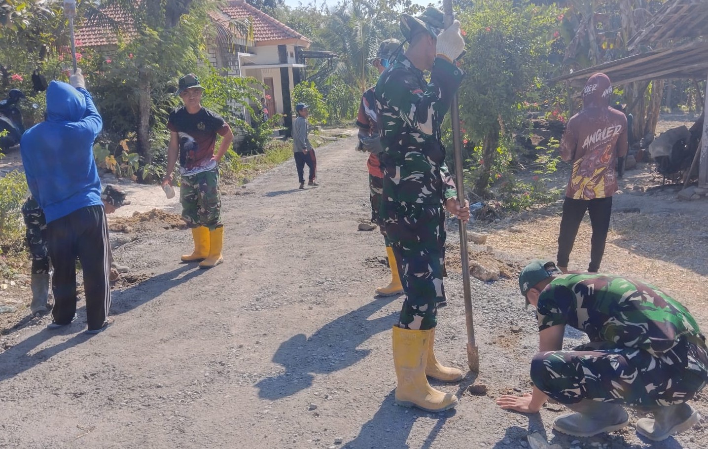 Menembus Batas Lelah, Menyatu dengan Rakyat, Satgas TMMD 129 Kodim 0813 Bojonegoro Kebut Pembangunan Jalan Mundu