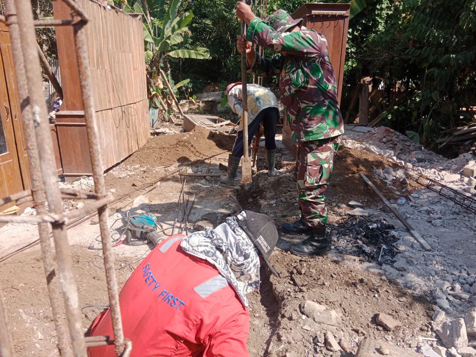 Mengawali Mimpi Dari Kedalaman, Penggalian Pondasi Rumah Tidak Layak Huni Desa Gompyong