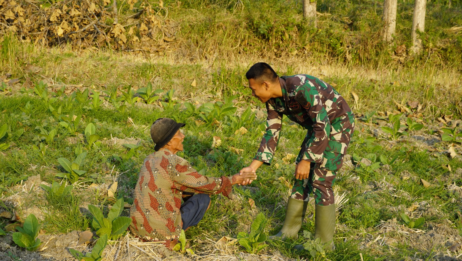 Menyapa dengan Hati di Tengah Ladang, Satgas TMMD ke-129 Kodim 0813 Bojonegoro Rajut Kemanunggalan TNI dan Rakyat