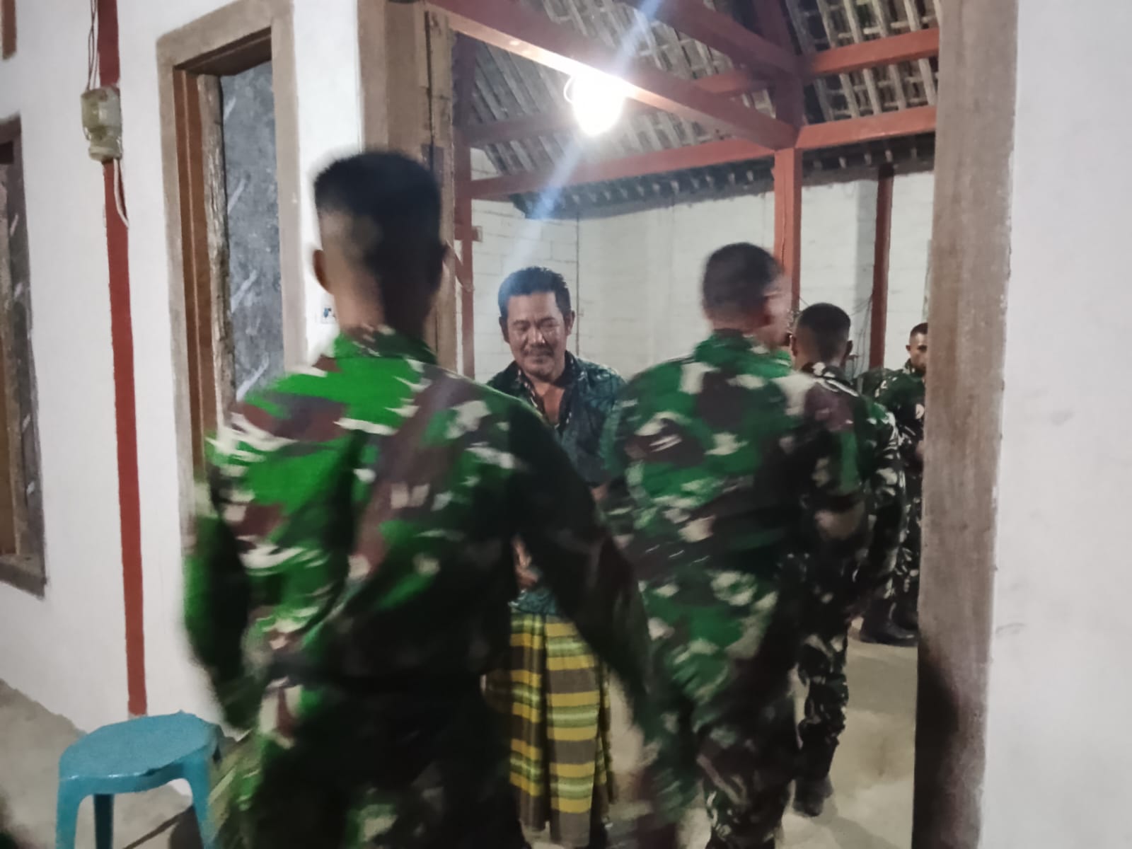 Nginap Dirumah Warga, Pengalaman Berkesan bagi Anggota Satgas TMMD ke-129 Bojonegoro