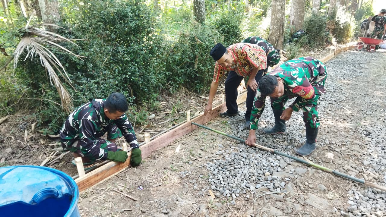 Pastikan Sesuai Target, Lurah Slamet Budiyono Dampingi Babinsa Cukil Tinjau Pembuatan Jalan