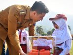 Pemerintah Kota Sawahlunto Salurkan Seragam Sekolah Gratis untuk 689 Pelajar Keluarga Prasejahtera